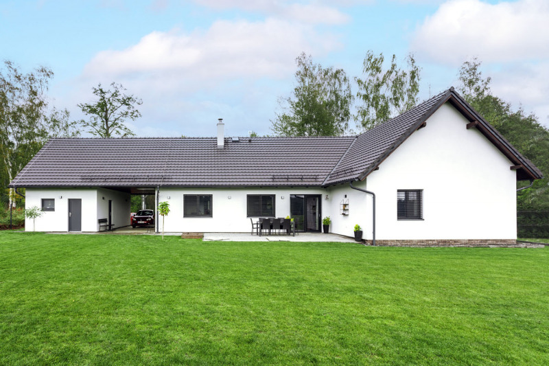 Majitel domu je stavař a půdorys domu si nakreslil sám – bungalov do tvaru L, s velkým obývacím prostorem a krytým garážovým stáním