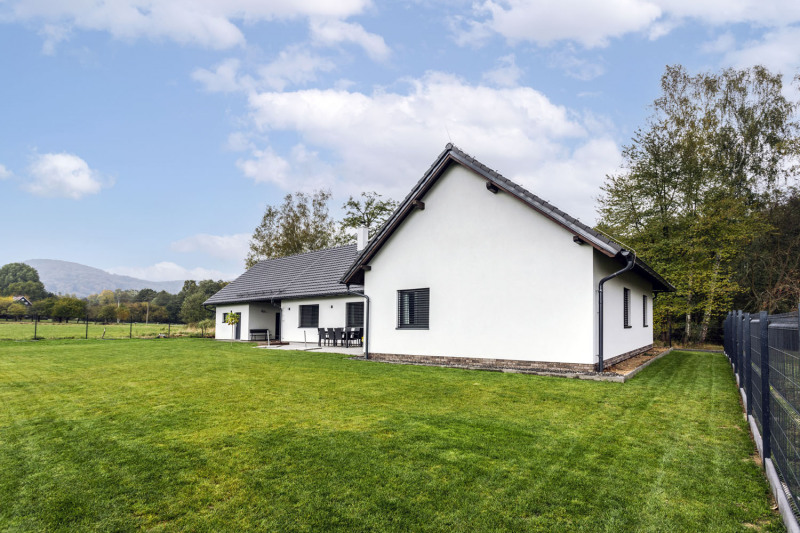 Architektonické pojetí domu bylo ovlivněno striktními regulativy platnými pro CHKO. Díky tomu zde vznikla stavba, kterou lze označit jako archetyp tradičního domu dané oblasti