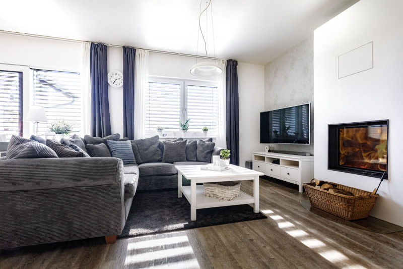 Pán domu nechtěl, aby obestavěná krbová vložka příliš trčela do prostoru, proto ji částečně zasunul do stěny, konkrétně do otvoru zajištěného překladem