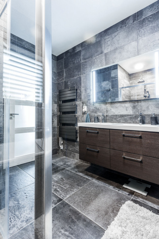 Podoba interiérů v celém domě nezapře erudici a cit pro detail. Týká se to nejenom koupelny, ale každé místnosti v domě