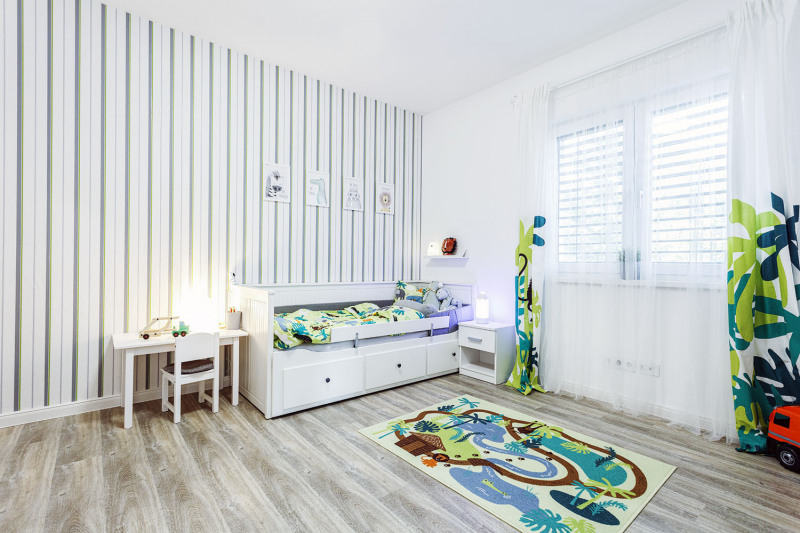 Dětský pokoj skýtá dostatečný prostor pro dětské hry, kromě skříně slouží k ukládání prostor ve spodní části postele. V dětském pokoji nás zaujala i zavěšená sedačka ve formě opice