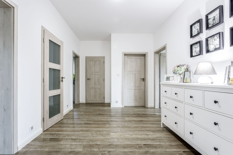 Z prostorné haly vedou dveře do hlavní koupelny, samostatné toalety, dětských pokojů, úklidové komory a hlavní ložnice se šatnou