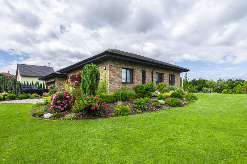 Ražený cihelný obklad Brickland oživuje fasádu svou nestejnorodou barevností, strukturou a členitostí. Krásně ladí s hladkou betonovou krytinou Tegalit od Bramacu