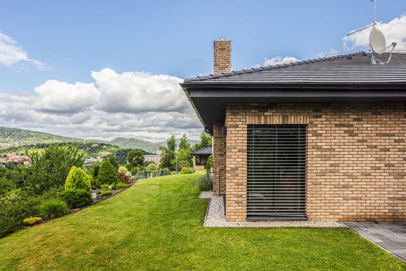Ražený cihelný obklad Brickland oživuje fasádu svou nestejnorodou barevností, strukturou a členitostí. Krásně ladí s hladkou betonovou krytinou Tegalit od Bramacu