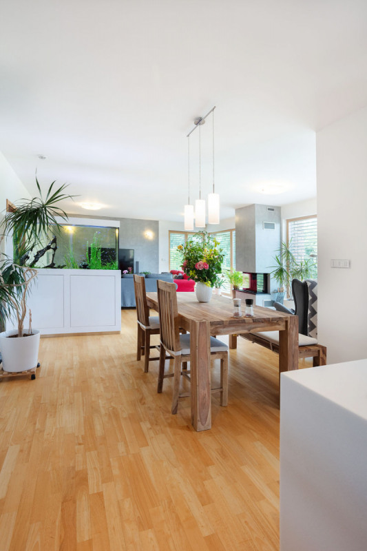 Ve velkém prostoru vyniká jídelní stůl s krásnou kontrastní texturou masivního tropického dřeva. Zapadá do konceptu neutrálních přírodních barev s několika výraznými akcenty. Většina sedacího nábytku pochází z obchodního domu Ikea