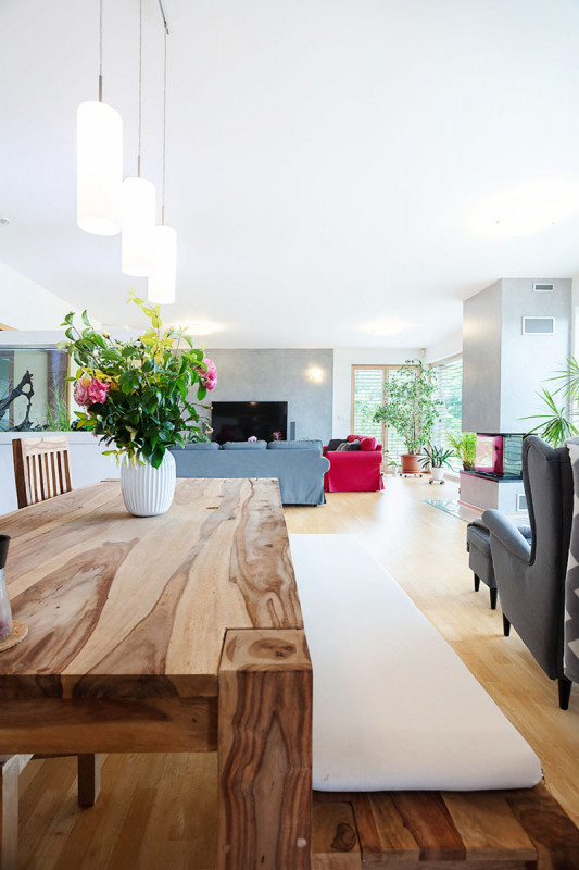 Ve velkém prostoru vyniká jídelní stůl s krásnou kontrastní texturou masivního tropického dřeva. Zapadá do konceptu neutrálních přírodních barev s několika výraznými akcenty. Většina sedacího nábytku pochází z obchodního domu Ikea
