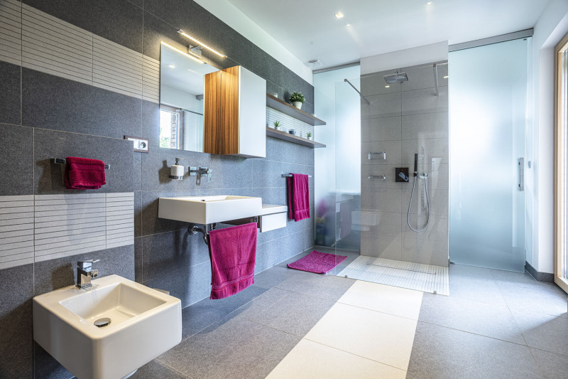 „Provozní“ koupelna: za stěnou se sprchou je místnost pro domácí práce. Je oddělena posuvnými dveřmi z pískovaného skla, které propouštějí světlo