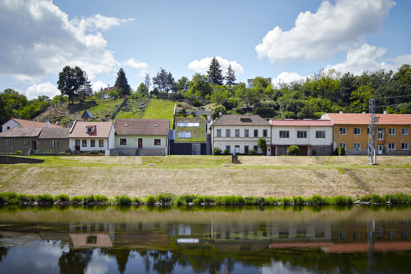 Terén je u řeky svažitý, zahrady mají původní terasovou úpravu s kamennými stěnami