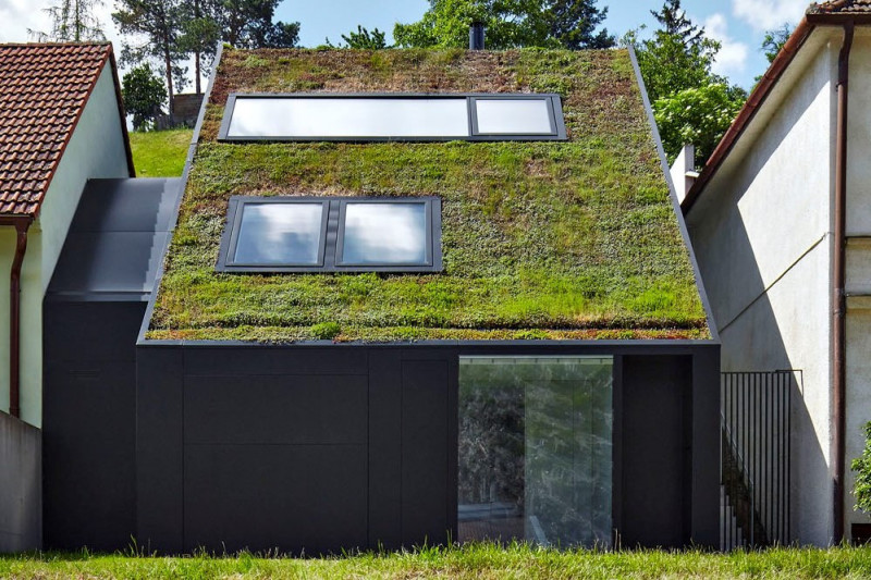 Severní část domu orientovaná do nábřeží je zkosená a tvoří šikmou střechu navazující na střechy sousedních staveb. Směrem do nábřeží má dům tři nadzemní podlaží, do svahu podlaží jedno