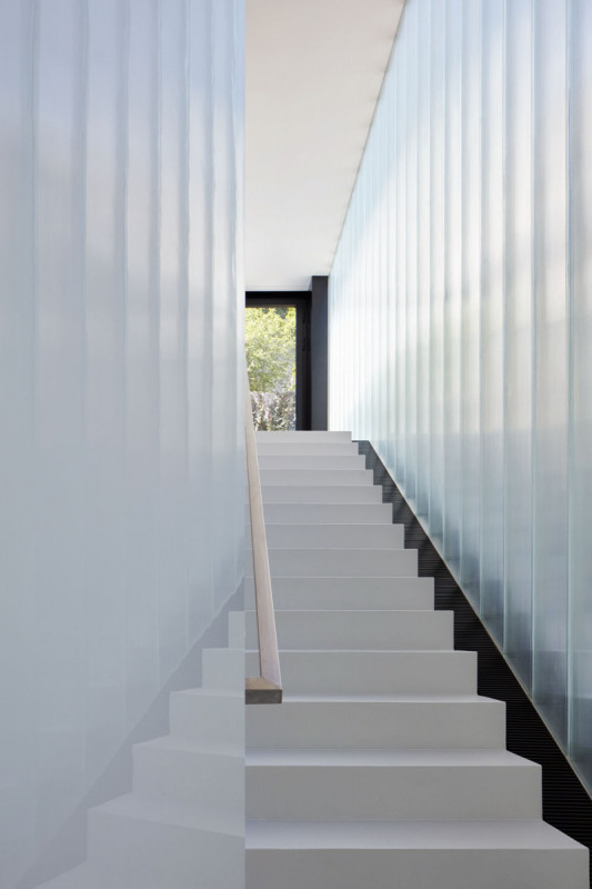 U západní stěny domu jsou dvě paralelní schodiště, oddělená tzv. kopilitovým sklem. Interiér je díky tomu příjemně prosvětlený, i když dispozice jsou vzhledem k úzké parcele poněkud stísněné