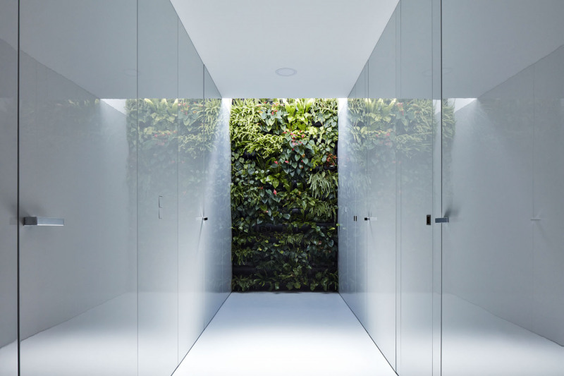 Interiér působí minimalisticky