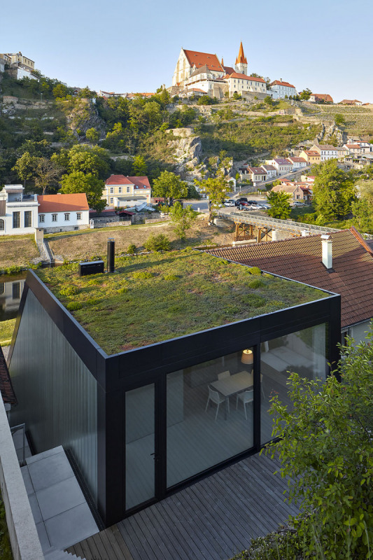 V nejvyšší části je střecha plochá. Hlavní obytný prostor v nejvyšším podlaží je propojený s terasou a zahradou na jižní straně. Ve fasádě u terasy je zabudovaná markýza o šířce sedm metrů, v horkých dnech zastíní celou pobytovou plochu