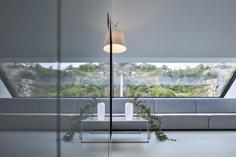 Všechna okna mají hliníkové rámy, dobře tak korespondují s fasádou z hliníkových plechů. Pásové střešní okno je téměř šest metrů dlouhé