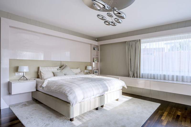 Vybavení ložnice rodičů bylo navrženo v teplých uklidňujících barvách – starorůžové a krémové, podlahu tvoří čpavkovaný dub. Stropní světlo od renomované značky Artemide svými organickými tvary evokuje plovoucí kapky vody