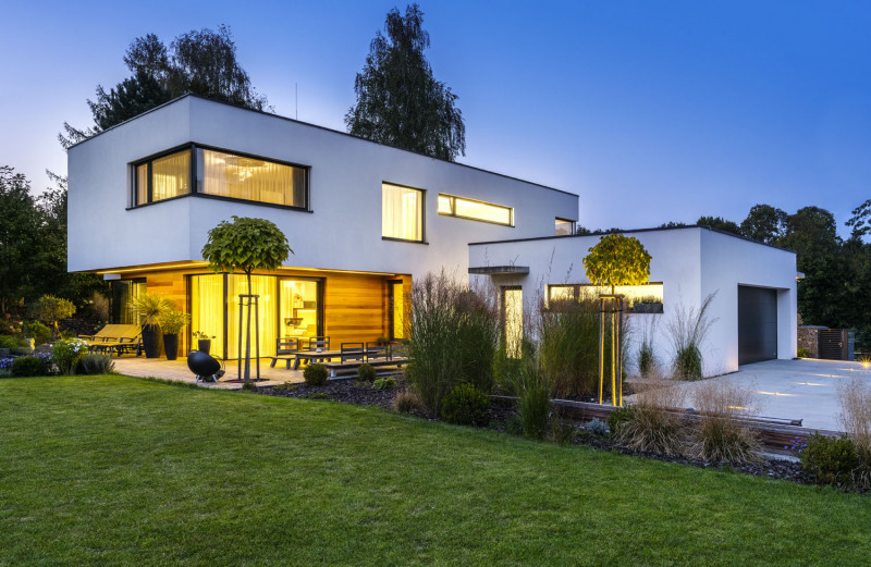 Kompozice geometrických tvarů je citlivě osazena do klidné starší čtvrti s bohatou zelení. Přesahy hmot a velká rohová okna vytvářejí dojem lehkosti a příjemné členitosti