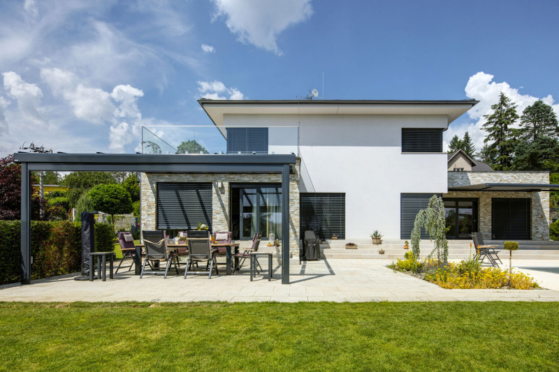 Komfort bydlení v domě kromě okolního ticha utváří i vnitřní tepelná pohoda. Tu v zimě i v létě zajišťuje jednovrstvé obvodové zdivo z tepelněizolačních cihel HELUZ FAMILY 44 2in1 se součinitelem prostupu tepla U = 0,13 W/m2K