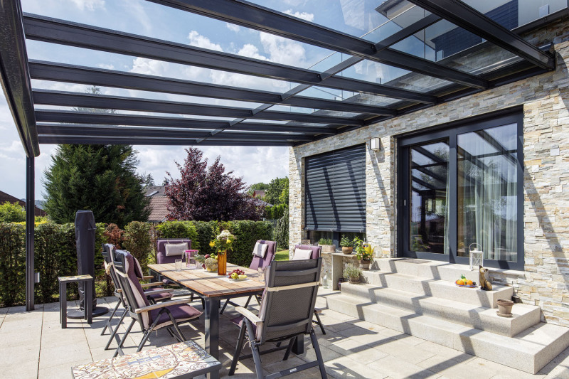 Z každé místnosti v přízemí je možný vstup na zahradu či terasu. Posezení na terase patří k oblíbeným činnostem majitelů domu i jejich hostů – pohled na malebné okolí stojí za to