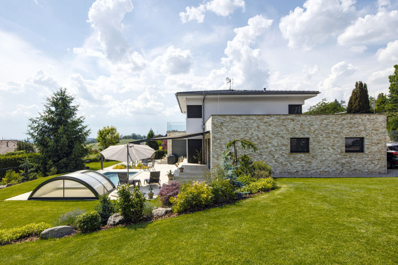 Typový projekt Bohemia si investor sám doladil, ať už se jedná o změnu dispozice nebo volbu materiálových a barevných kombinací v podobě kvarcitového kamene a omítky na fasádě