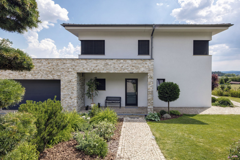 Kombinace kvarcitu a omítky na fasádě skvěle ladí s dlažbou z žulových kostek. Na první pohled je vidět, že i zahradníci odvedli v exteriéru skvělou práci