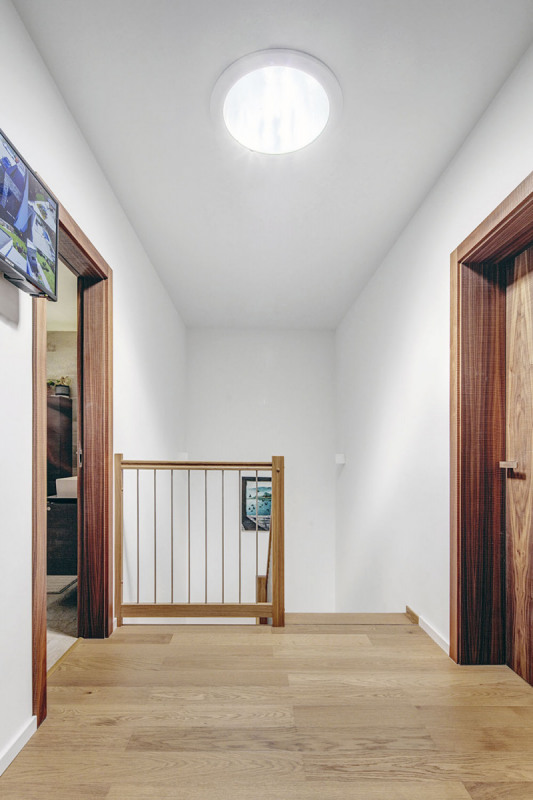 Chodba a schodiště do patra jsou osvětleny pomocí světlovodu. Díky tomu mohl majitel místo původně navržených prosklených dveří instalovat dveře plné pro větší soukromí obyvatel domu