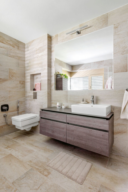 Koupelna se nachází v patře, které je koncipováno jako klidové zázemí domu. Nachází se tu také ložnice, dětský pokoj, pracovna se vstupem na rozlehlou terasu a šatna