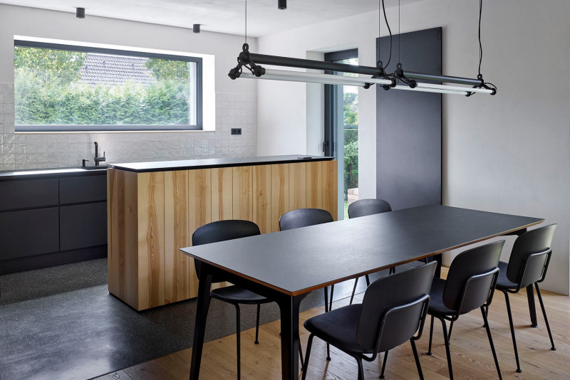 Téměř celé vybavení interiéru bylo vyrobeno podle atypických návrhů z přírodních materiálů, především dřeva a černého ocelového plechu. Z těchto materiálů jsou i vinotéka v podobě barového pultu v kuchyni, poličky na knihy, věšáky a lavice v předsíni, koupelnový nábytek atd.