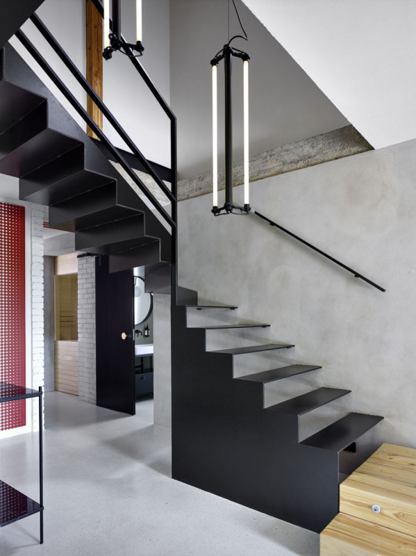 Schodiště se sestavovalo na místě jako skládačka z ocelových dílů vyřezaných laserem. Přestože vypadá vzdušně, vážilo přes půl tuny. Zámečníci jednotlivé díly dopravovali a navařovali ručně, protože žádnou mechanizaci dovnitř nedostali