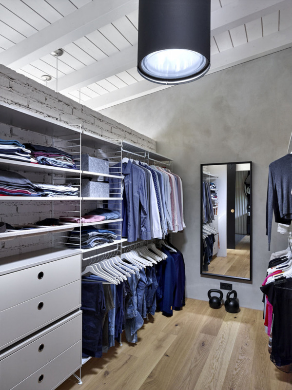 Do šatny v podkroví ani v přízemí nebylo možné použít střešní okna, denní světlo tu ale nechybí. Řešení přinesly tubusové světlovody Velux