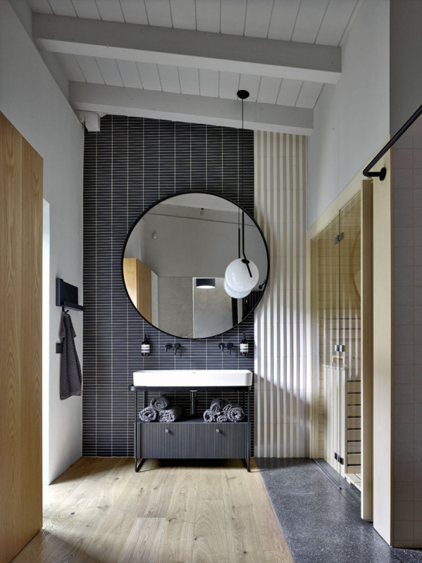 Sauna je ze dvou stran prosklená, aby umožnila průchod přirozeného denního světla i optický kontakt se zahradou