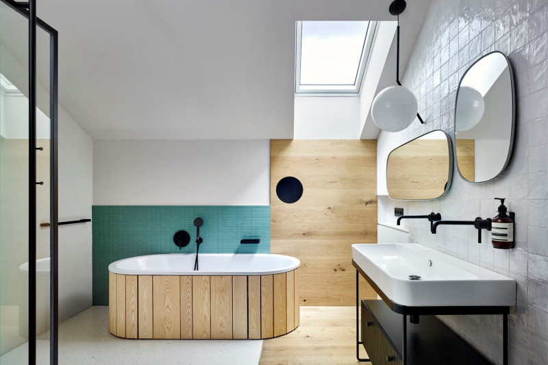 Koupelna v podkroví, stejně jako schodiště, jsou prosvětleny motoricky ovládaným střešním oknem Velux. Vzhledem k vlhkému prostředí bylo použito okno s dřevěným rámem potaženým bílou polyuretanovou vrstvou, která zajišťuje odolnost proti vlhkosti, dlouhou životnost i bezúdržbovost. Všechny koupelny zdobí stylové italské baterie s matným černým povrchem, které ladí s ocelovými prvky