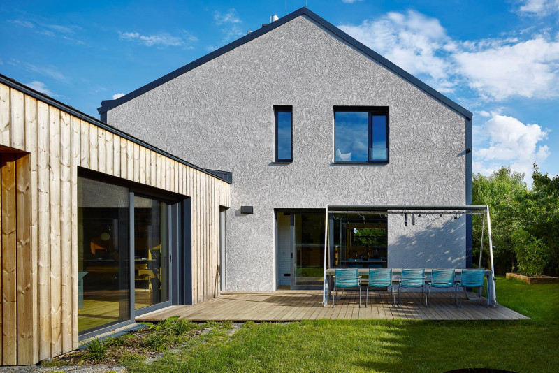 Po zbourání přízemních přístavků a zastřešené pergoly byla na jejich místě postavena ložnicová část s plochou střechou a prosklenou stěnou. Je obložena thermowoodem z borovice