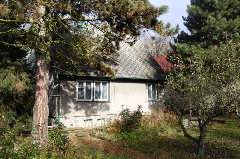 Původní dům se do zahrady obracel jen několika okny. Pokud jste chtěli vyjít ven, museli jste se vrátit ke vstupním dveřím