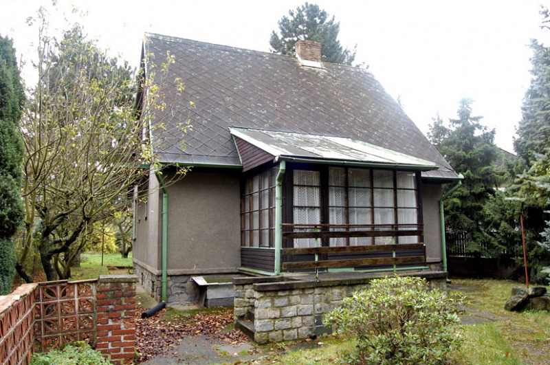 Stavba před rekonstrukcí – architekt Vojtěch Hybler se s klienty dohodl, že starou verandu nahradí pokud možno věrnou replikou. Prostor u vstupních dveří ale upravil tak, aby tu vznikla malá terasa