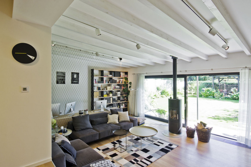 Užitná plocha 159 m2 s dispozicí 3+1 byla upravena na 203 m2 a dispozici 4+1. Zvětšení obytné plochy autoři rekonstrukce dosáhli dřevěnou přístavbou s přímým vstupem do zahrady