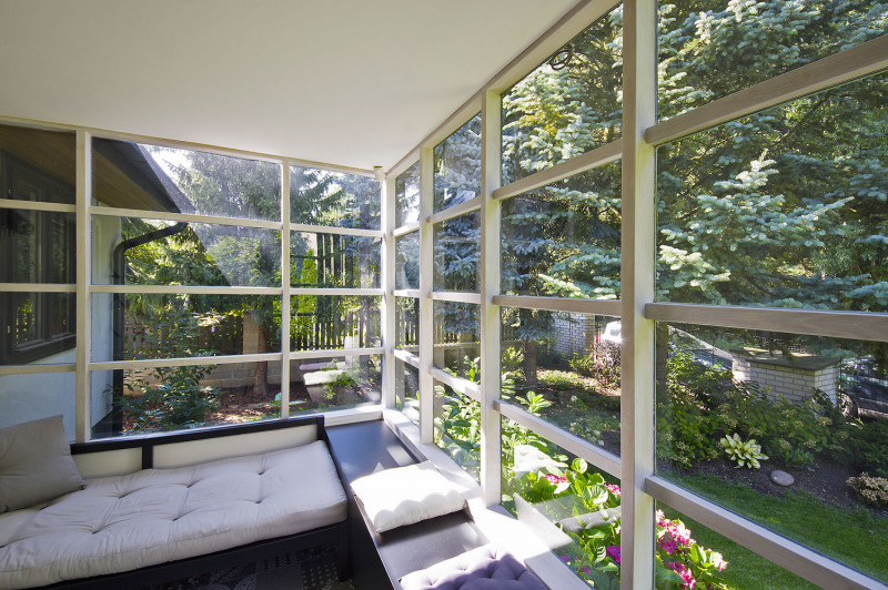 Veranda funguje jako skvělý vstupní prostor, nahrazuje předsíň. Protože se nachází u severního průčelí, stalo se z ní příjemné pobytové místo pro horké letní dny