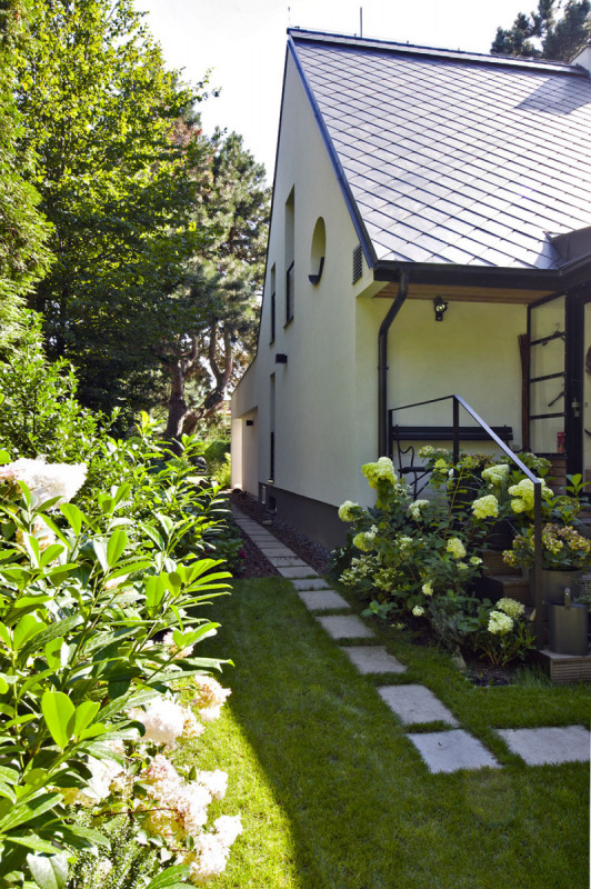 Schodiště u východního průčelí domu osvětluje kulaté okno ve štítu, jakási tehdejší značka architektů