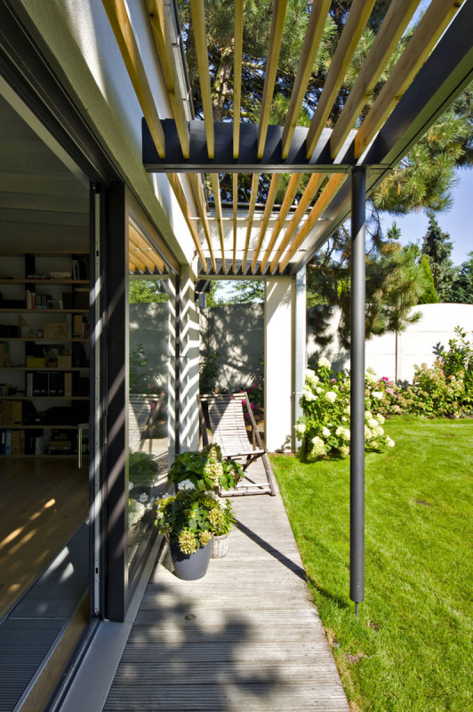 Slunolam nad pět a půl metru širokým posuvným oknem byl navržen přesně na míru, u fasády obrácené k jižnímu slunci je nezbytný
