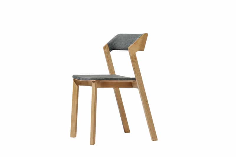 Židle Merano (Ton), design Alex Gufler, konstrukce z masivního dřeva, čalouněná i nečalouněná verze, cena od 8 570 Kč, www.ton.eu