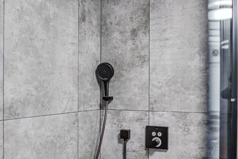 Sprcha je vybavena podomítkovou termostatickou baterií a regulací proudu