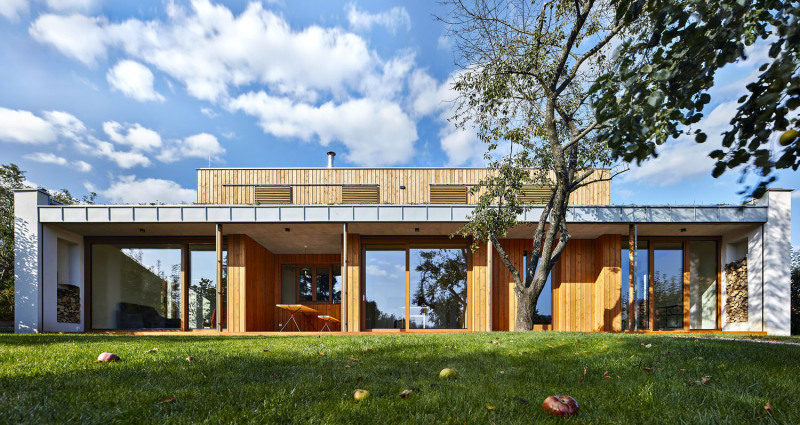 Konstrukce přízemí je zděná, na betonové stropní desce spočívá lehká dřevostavba obklopená střešní zahradou. Jižní fasáda je v přízemí lemována stíněným zápražím a rozčleněna na prosklené a plné plochy (obložené modřínem). Dovnitř zapuštěný vstup a terasa vytvářejí zajímavý plastický profil