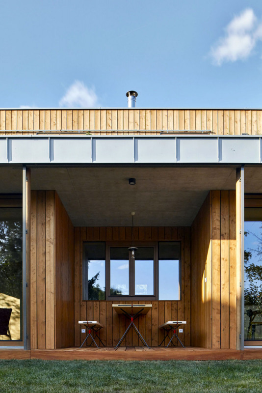 Konstrukce přízemí je zděná, na betonové stropní desce spočívá lehká dřevostavba obklopená střešní zahradou. Jižní fasáda je v přízemí lemována stíněným zápražím a rozčleněna na prosklené a plné plochy (obložené modřínem). Dovnitř zapuštěný vstup a terasa vytvářejí zajímavý plastický profil