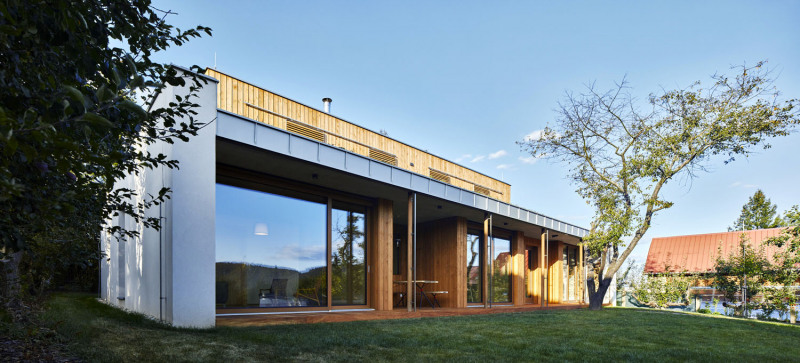 Konstrukce přízemí je zděná, na betonové stropní desce spočívá lehká dřevostavba obklopená střešní zahradou. Jižní fasáda je v přízemí lemována stíněným zápražím a rozčleněna na prosklené a plné plochy (obložené modřínem). Dovnitř zapuštěný vstup a terasa vytvářejí zajímavý plastický profil