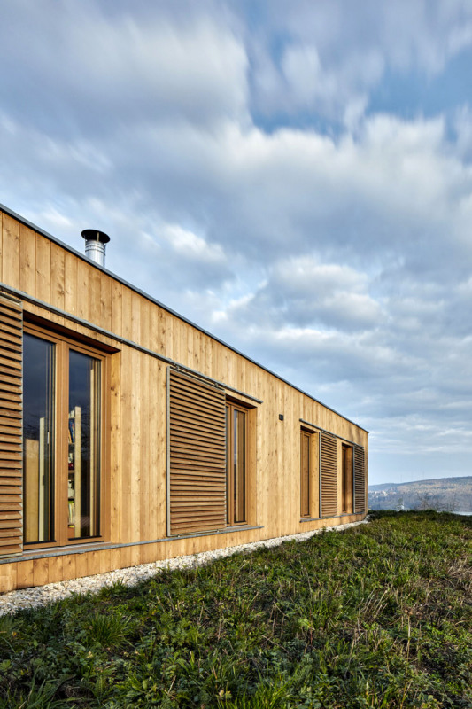 Konstrukce přízemí je zděná, na betonové stropní desce spočívá lehká dřevostavba obklopená střešní zahradou. Jižní fasáda je v přízemí lemována stíněným zápražím a rozčleněna na prosklené a plné plochy (obložené modřínem). Dovnitř zapuštěný vstup a terasa vytvářejí zajímavý plastický profil