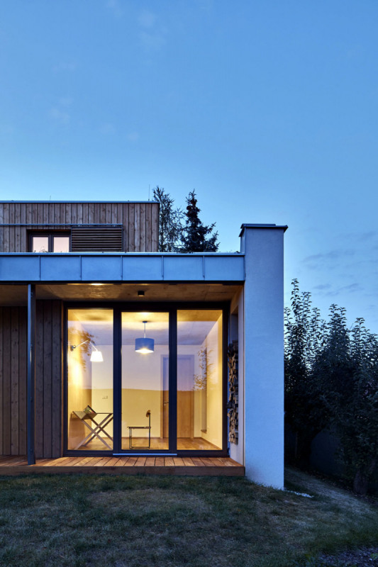 Konstrukce přízemí je zděná, na betonové stropní desce spočívá lehká dřevostavba obklopená střešní zahradou. Jižní fasáda je v přízemí lemována stíněným zápražím a rozčleněna na prosklené a plné plochy (obložené modřínem). Dovnitř zapuštěný vstup a terasa vytvářejí zajímavý plastický profil