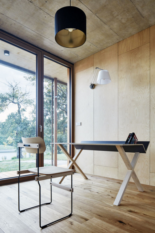 V pracovně zaujme stůl s atypicky řešenou přihrádkou na ukládání knih či tiskovin. V celém přízemí bylo instalováno podlahové vytápění a podlahy z dubových lamel (vhodné pro podlahové topení)