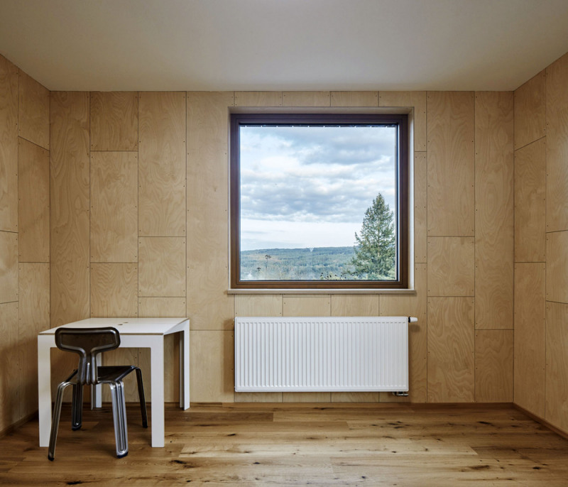 Okna s výhledy do krajiny byla navržena tak, že obyvatelům domu nahrazují obrazy