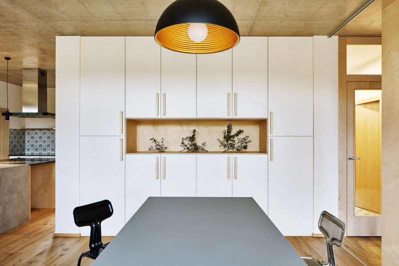 Interiér byl kompletně vybaven na míru, převážně praktickým vestavěným nábytkem z překližky. V jídelně je zajímavá skříňová sestava s nikou, která rozbíjí velkou plochu dveří