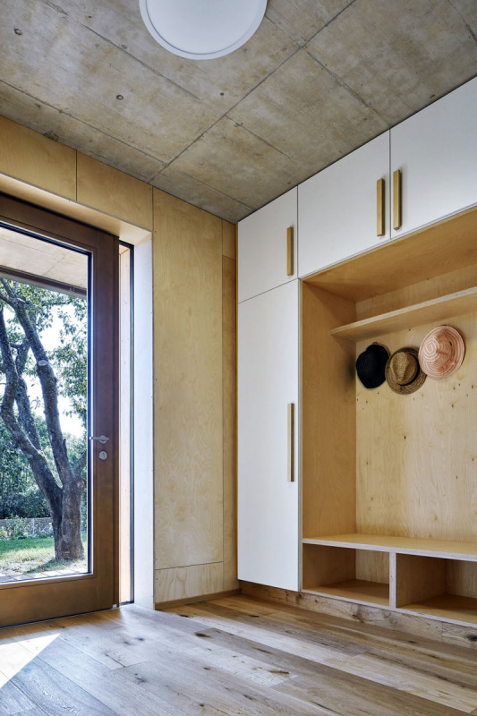 Předsíň s prosklenými vchodovými dveřmi ještě zesvětluje vybavení s krásnou světlou dýhou z břízy