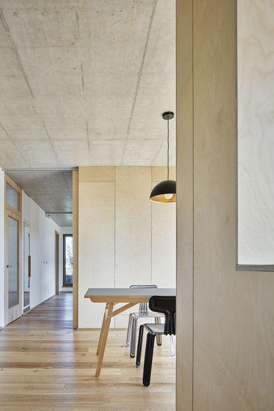 Jednotlivé části přízemí jsou navzájem odděleny posuvnými panely, které se zasouvají do příčných stěn. Obývací prostor lze propojovat či uzavírat podle potřeby