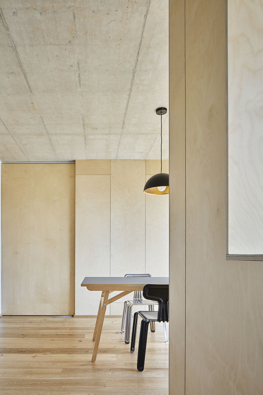 Jednotlivé části přízemí jsou navzájem odděleny posuvnými panely, které se zasouvají do příčných stěn. Obývací prostor lze propojovat či uzavírat podle potřeby